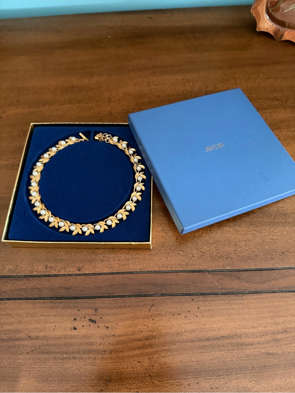 Vintage Avon 1971 “Evening Creation” Gold Tone & Faux Pearls Laurel Necklace
